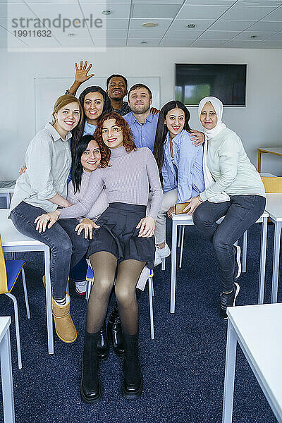 Lächelnde multiethnische Schüler im Schulungskurs im Klassenzimmer