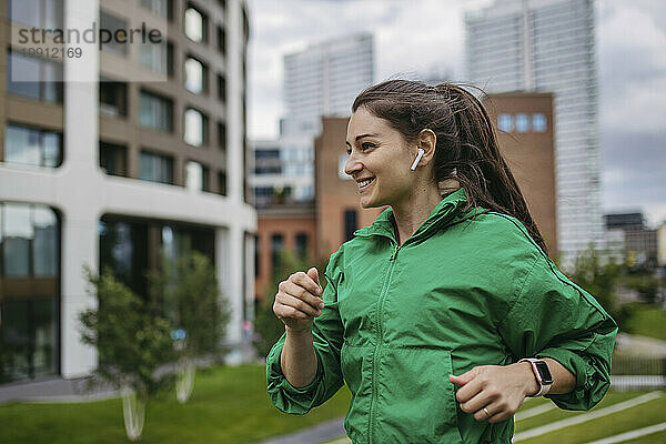 Schöne Frau joggt durch den Stadtpark