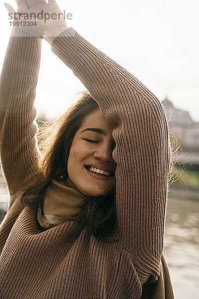 Lächelnde Frau im braunen Pullover