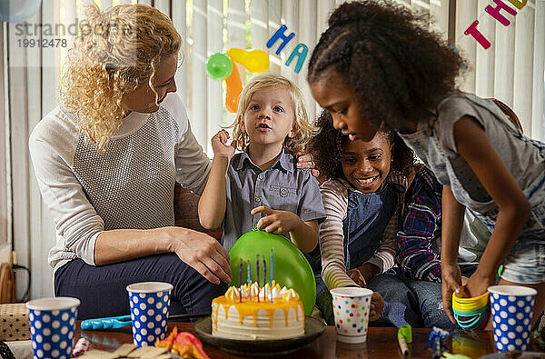 Familie und Freunde feiern zu Hause Geburtstag