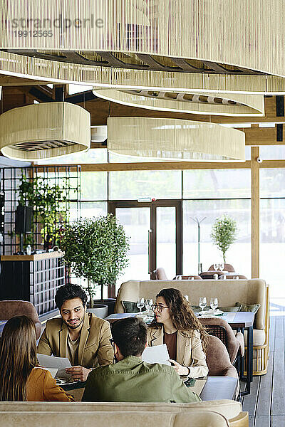 Geschäftsleute sitzen zusammen im Café