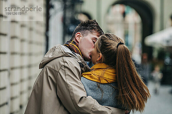 Romantischer Freund küsst Freundin auf der Straße