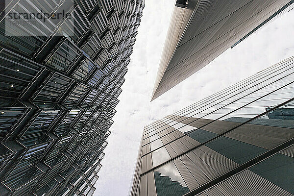 Moderne Gebäude mit symmetrischen Mustern unter dem Himmel