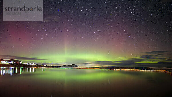 Großbritannien  Schottland  North Berwick  Langzeitbelichtung von Aurora Borealis über dem Firth of Forth bei Nacht