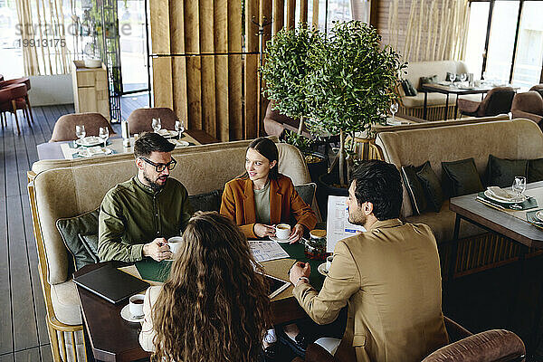 Geschäftskollegen trinken Kaffee im Restaurant