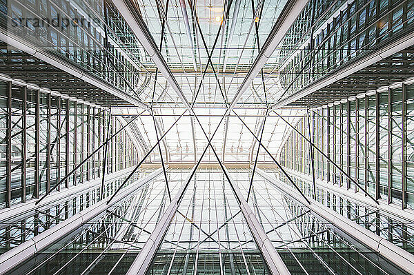 Decke eines modernen Glasgebäudes