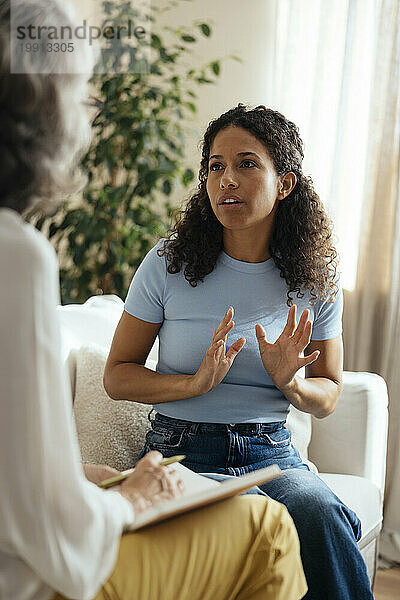 Patient spricht zu Hause mit Psychotherapeut über psychische Probleme