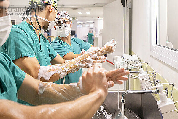 Chirurgen waschen sich im Krankenhaus die Hände