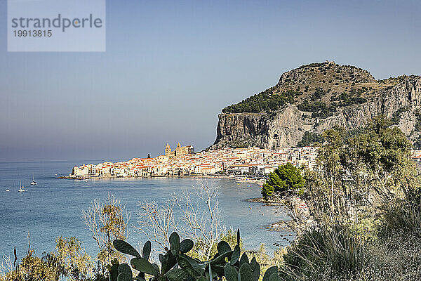 Italien  Sizilien  Cefalu  Küstenstadt mit Klippen im Hintergrund