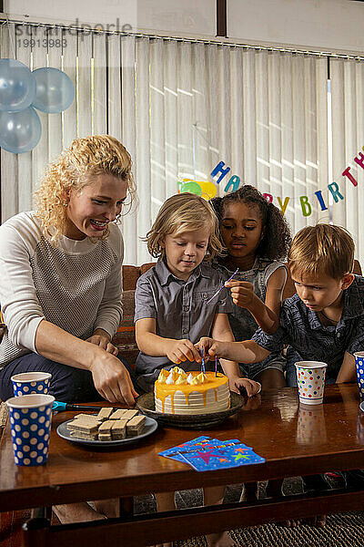 Junge feiert Geburtstag mit Mutter und Freunden zu Hause