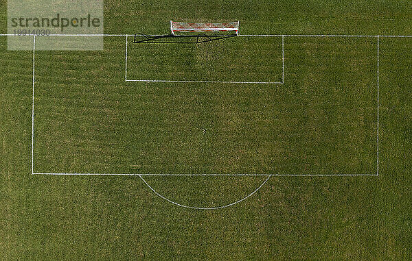 Drohnenansicht eines leeren Fußballfeldes