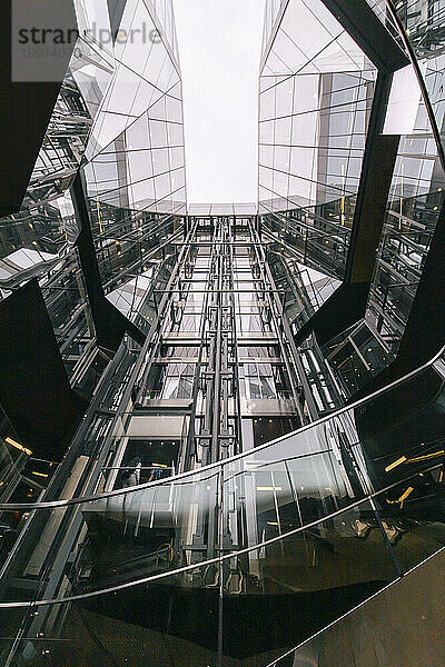 Modernes Glasgebäude unter Himmel