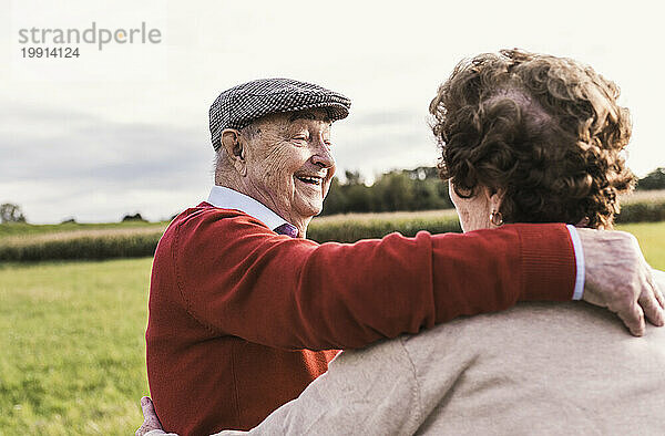 Glückliches älteres Paar verbringt seine Freizeit auf dem Feld