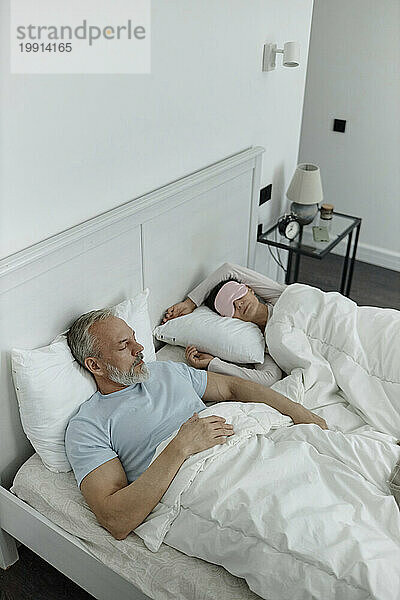 Paar schläft morgens zusammen im Bett