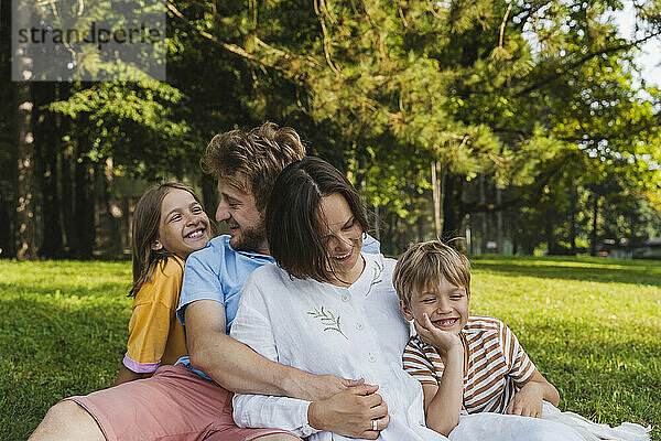 Eltern haben Spaß mit Sohn und Tochter im Park