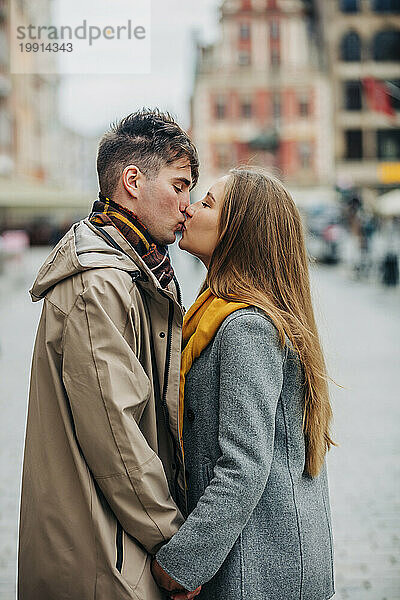 Liebevolles Paar  das sich auf der Straße küsst