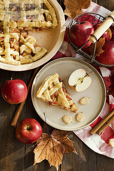 Frische Äpfel und amerikanischer Apfelkuchen