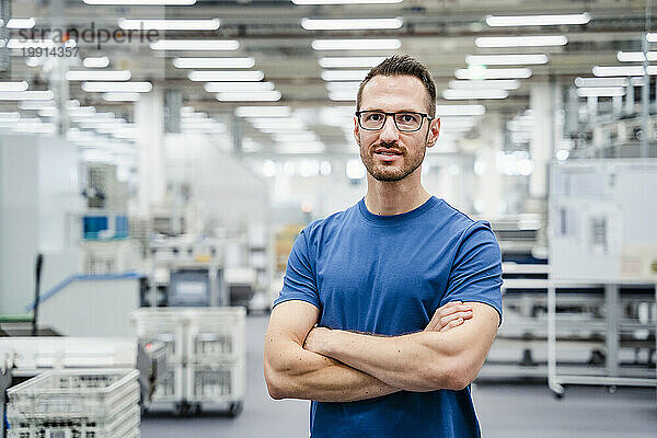Porträt eines selbstbewussten Mitarbeiters in einer Fabrik
