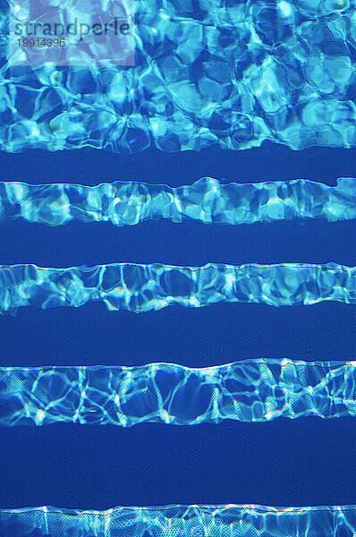 Klares blaues Wasser im Schwimmbad