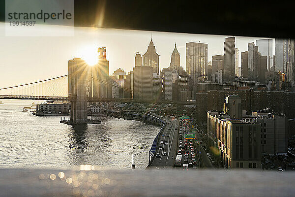 Moderne Wolkenkratzer von der Manhattan Bridge bei Sonnenuntergang in der Stadt