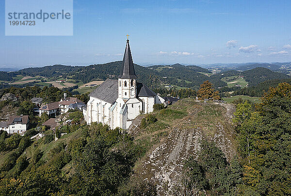 Österreich  Oberösterreich  Sankt Thomas am Blasenstein  Drohnenansicht der ländlichen Kirche und der umliegenden Hügel