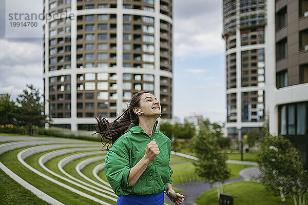 Schöne Frau joggt durch den Stadtpark