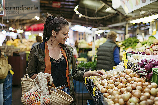 Frau kauft frisches Obst und Gemüse auf dem Stadtmarkt