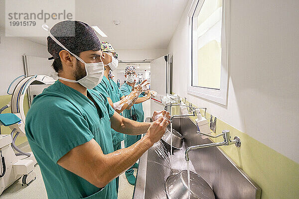 Ärzte tragen Masken und waschen sich im Krankenhaus die Hände