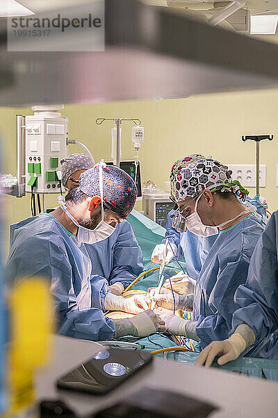 Ein Team von Chirurgen führt eine Operation am Patienten in der Notaufnahme durch