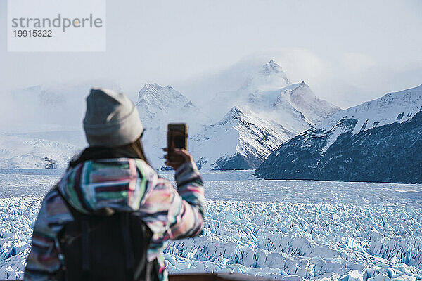 Frau fotografiert Berge im Nationalpark Los Glaciares in Argentinien