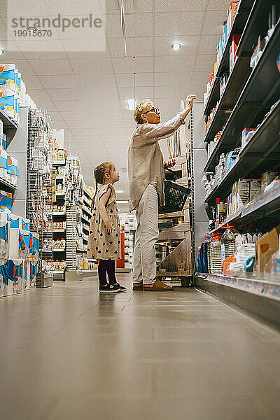 Großmutter und Enkelin beim Einkaufen im Supermarkt