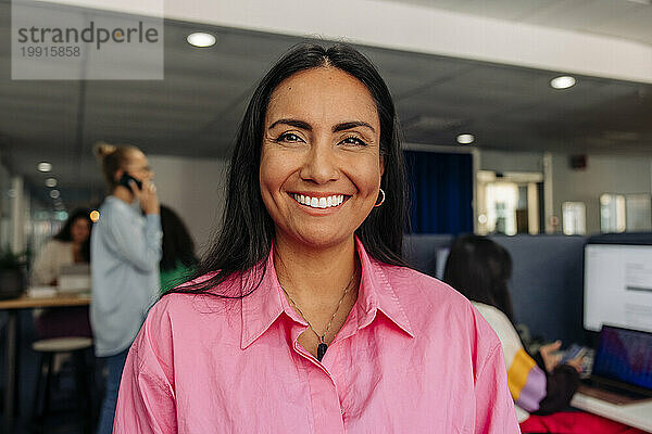 Porträt einer glücklichen Unternehmerin im Büro