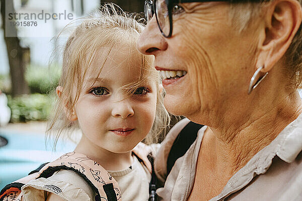 Porträt eines süßen Mädchens mit Großmutter in der Stadt