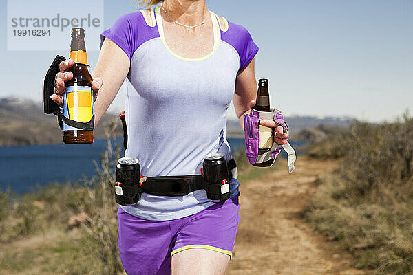 Eine athletische Frau läuft mit Session-Bieren zur Flüssigkeitszufuhr