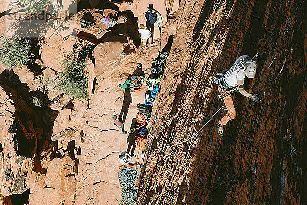 Ein Kletterer leitet „Brief Encounter“ (5.8) an der Panty Wall im Red Rock Canyon  Nevada