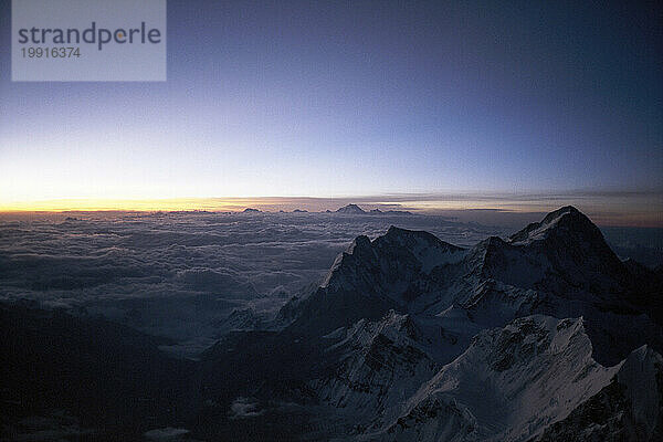 Früher Sonnenaufgang auf dem Gipfel des Everest von Süden.