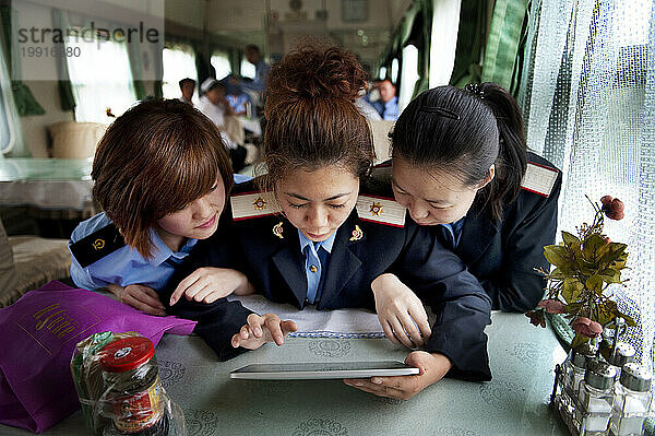 Chinesische Eisenbahnbeamte mit iPad