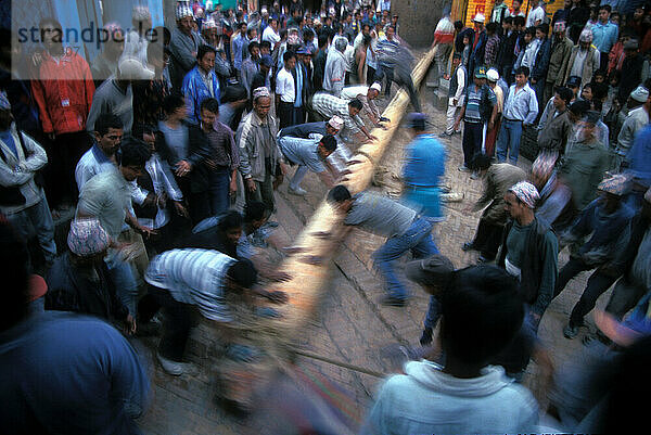 Im Rahmen eines Festivals in Bhaktapur  Nepal  ziehen Bürger eine Stange durch die Stadt