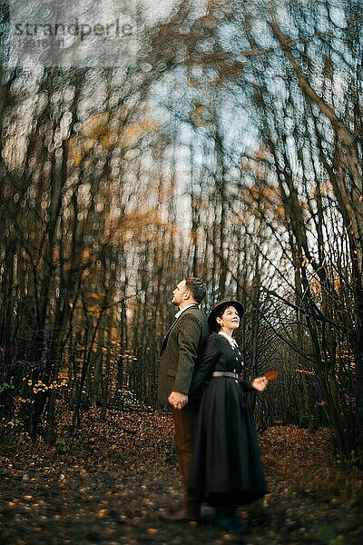 Verliebtes Paar in historischen Kostümen im Herbstwald