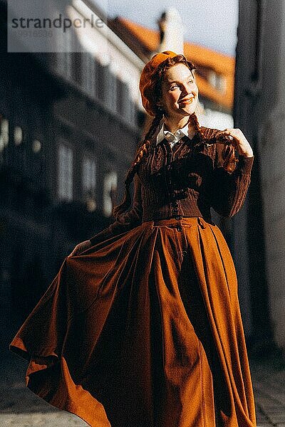 Junge Frau in Retro-Kleidung in der Sonne in einer alten europäischen Stadt