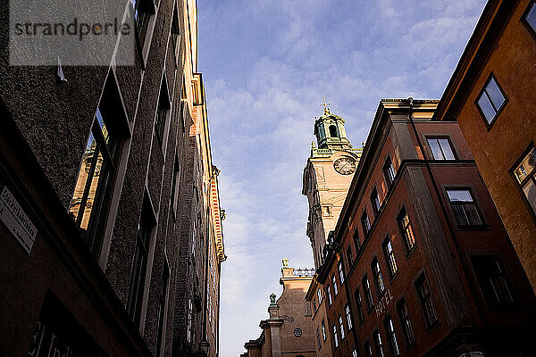 Straßenszene mit Stadthäusern und Turm in Stockholm  Schweden