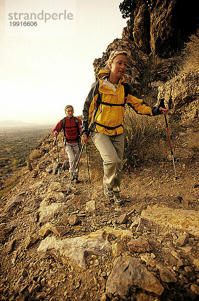 Zwei Frauen wandern in Salt Lake City  Utah.