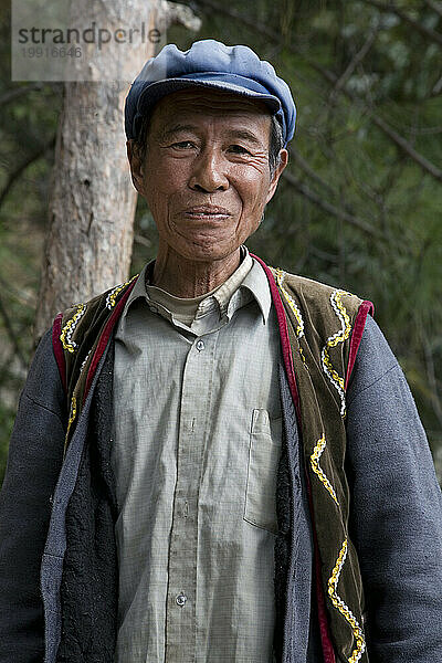 Ein lächelnder Mann in der Provinz Yunnan  China.