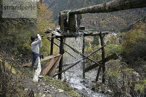 Eine Frau fotografiert Wasser in der Provinz Yunnan  China.