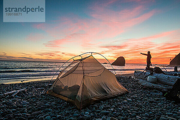 Silhouette eines Reisenden auf einem Strandcampingplatz im Olympic Nationalpark