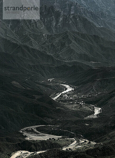 Der Urique River schlängelt sich durch den Copper Canyon  Mexiko.