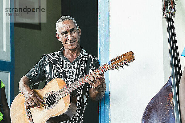 Ein Mann spielt Gitarre in Trinidad  Kuba