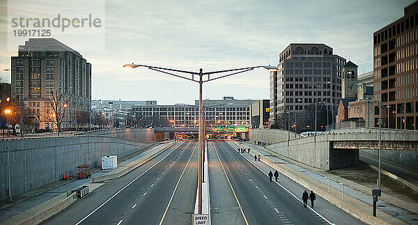 Am 20. Januar 2009 laufen die Menschen die Interstate 395 entlang  um zur Mall zu gelangen  wo Barack Obamas Amtseinführungsveranstaltungen in Washington stattfinden.