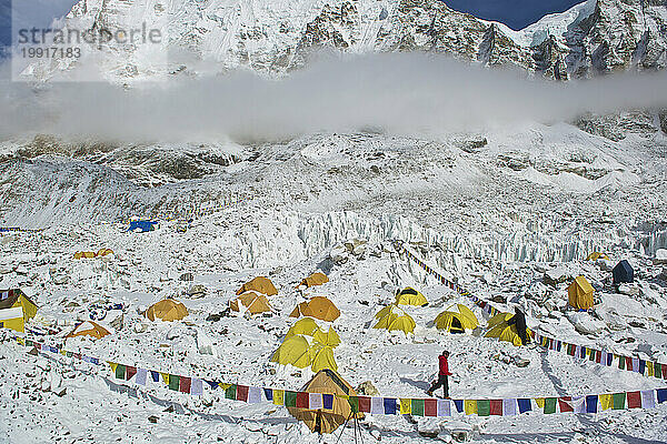 Zelte im Mount Everest Base Camp nach einem Schneesturm