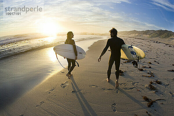 2 Surfer am Strand